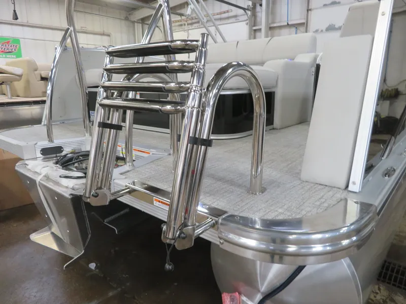 Slide: The Image of Tahoe Cascade 115HP VRB 2385 Swingback Pontoon 2024 - 42