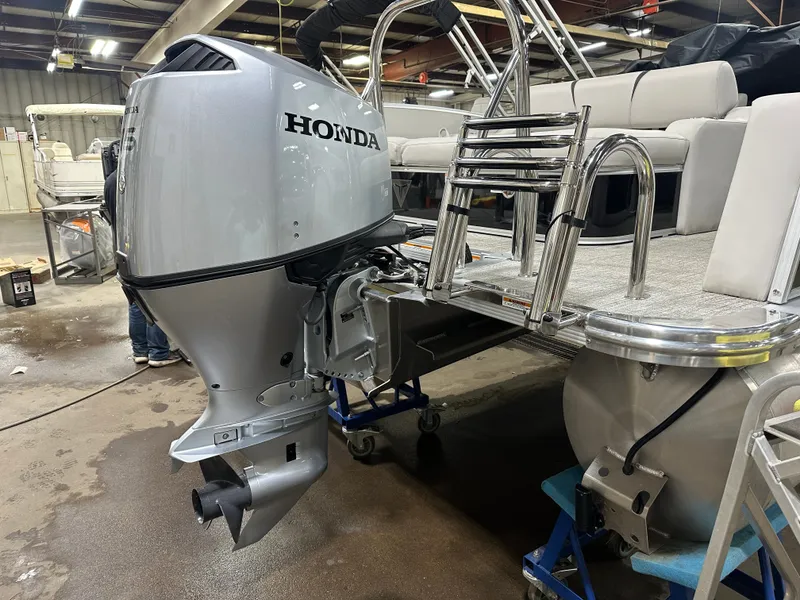 Slide: The Image of Tahoe Cascade 115HP VRB 2385 Swingback Pontoon 2024 - 45