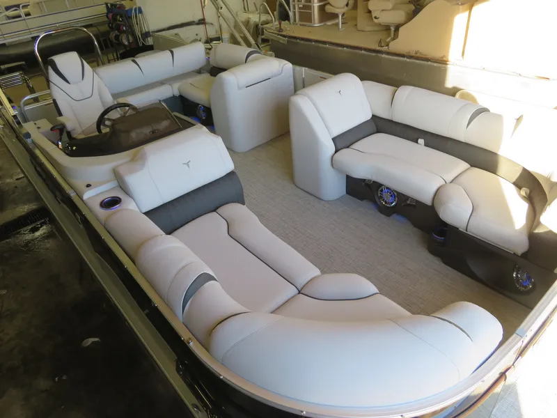 Slide: The Image of Tahoe Cascade 115HP VRB 2385 Swingback Pontoon 2024 - 49