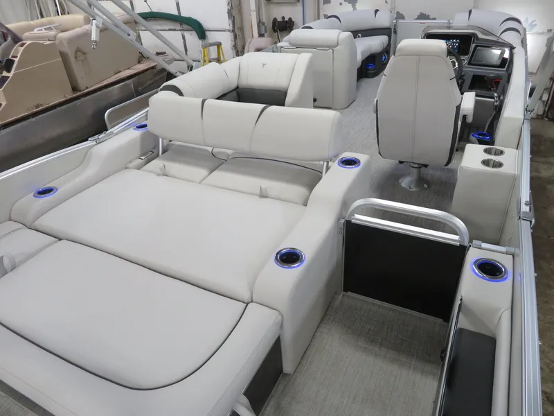 Slide: The Image of Tahoe Cascade 2385 Swingback (VRB) & Honda 115HP 4-Stroke EFI 2024 - 36