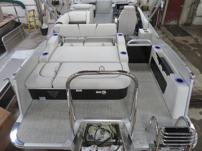 Slide: The Image of Tahoe Cascade 2385 Swingback (VRB) & Honda 115HP 4-Stroke EFI 2024 - 39