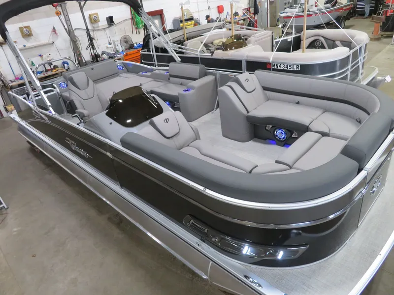 The Image of Tahoe Cascade 2385 VRL Swingback & Honda 140HP 4-Stroke EFI 2024 - 1
