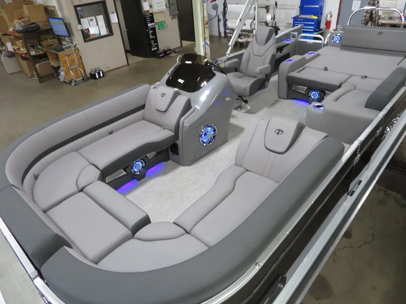 Slide: The Image of Tahoe Cascade 2385 VRL Swingback & Honda 140HP 4-Stroke EFI 2024 - 10