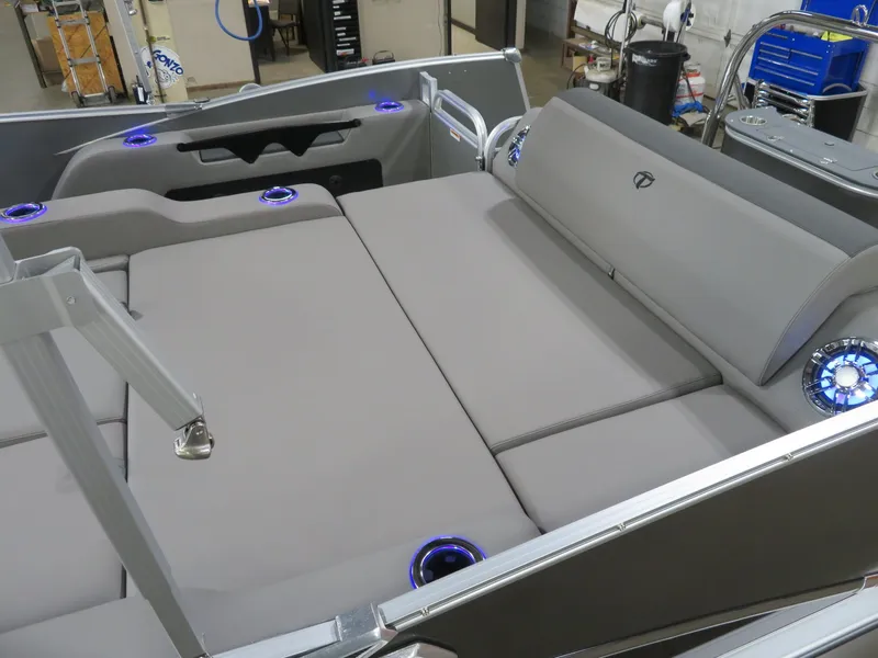 Slide: The Image of Tahoe Cascade 2385 VRL Swingback & Honda 140HP 4-Stroke EFI 2024 - 13