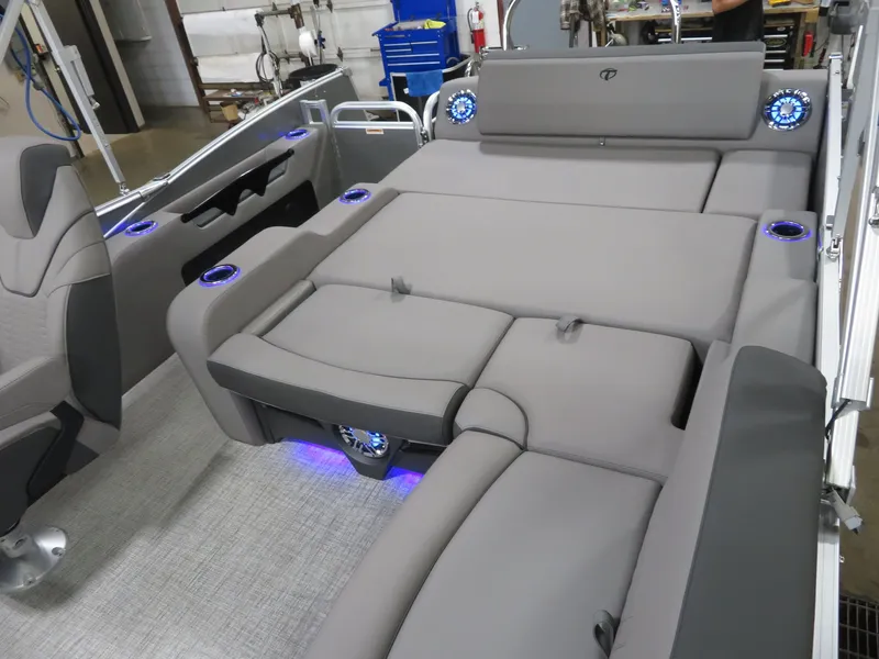 Slide: The Image of Tahoe Cascade 2385 VRL Swingback & Honda 140HP 4-Stroke EFI 2024 - 14