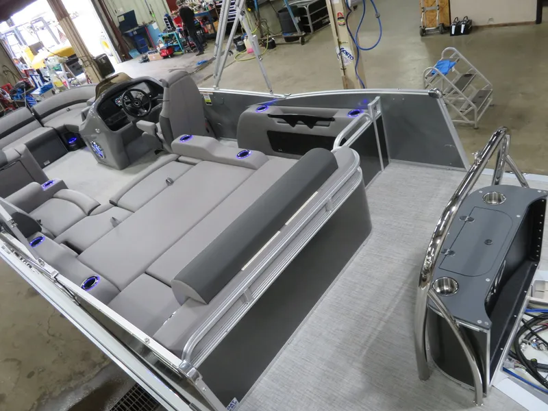 Slide: The Image of Tahoe Cascade 2385 VRL Swingback & Honda 140HP 4-Stroke EFI 2024 - 16