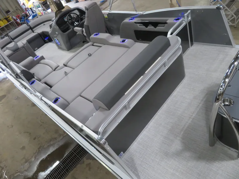 Slide: The Image of Tahoe Cascade 2385 VRL Swingback & Honda 140HP 4-Stroke EFI 2024 - 17