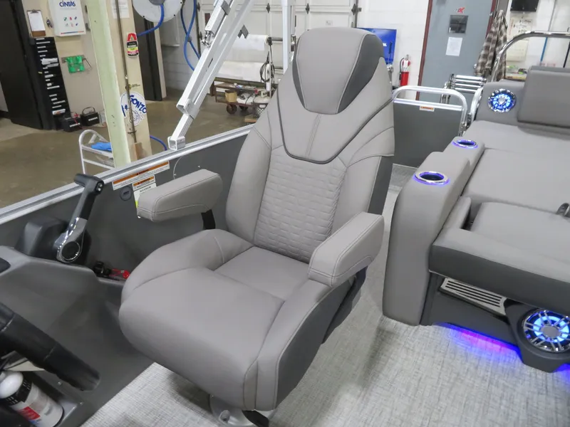 Slide: The Image of Tahoe Cascade 2385 VRL Swingback & Honda 140HP 4-Stroke EFI 2024 - 25