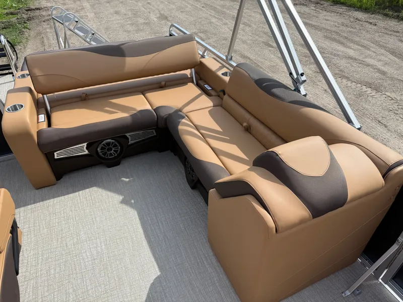 Slide: The Image of Tahoe LTZ 2385 Swingback (VRB) & Honda 4-Stroke EFI 2025 - 17