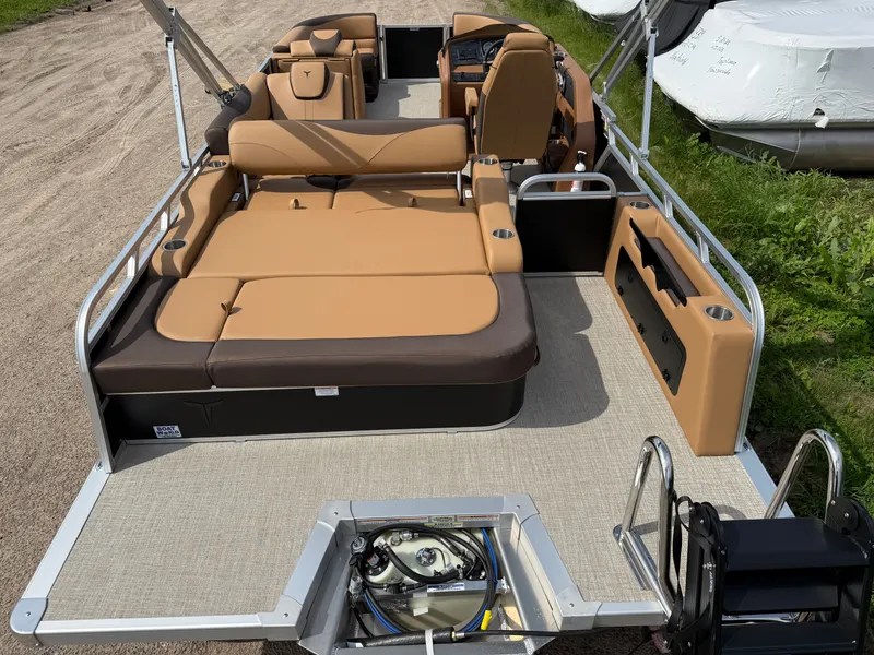 Slide: The Image of Tahoe LTZ 2385 Swingback (VRB) & Honda 4-Stroke EFI 2025 - 5