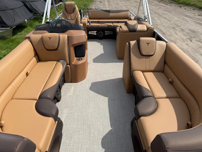 Slide: The Image of Tahoe LTZ 2385 Swingback (VRB) & Honda 4-Stroke EFI 2025 - 6