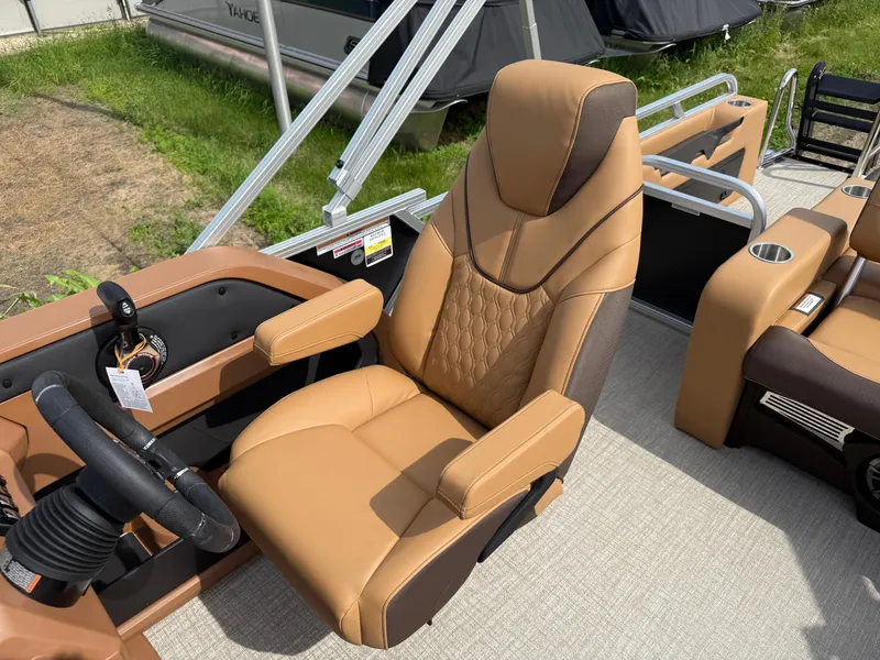 Slide: The Image of Tahoe LTZ 2385 VRB Swingback (VRB) & Honda 4-Stroke EFI 2025 - 10