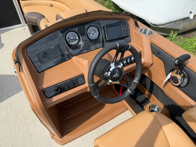 Slide: The Image of Tahoe LTZ 2385 VRB Swingback (VRB) & Honda 4-Stroke EFI 2025 - 11