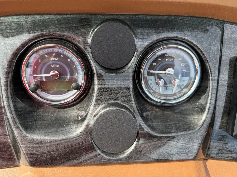 Slide: The Image of Tahoe LTZ 2385 VRB Swingback (VRB) & Honda 4-Stroke EFI 2025 - 13