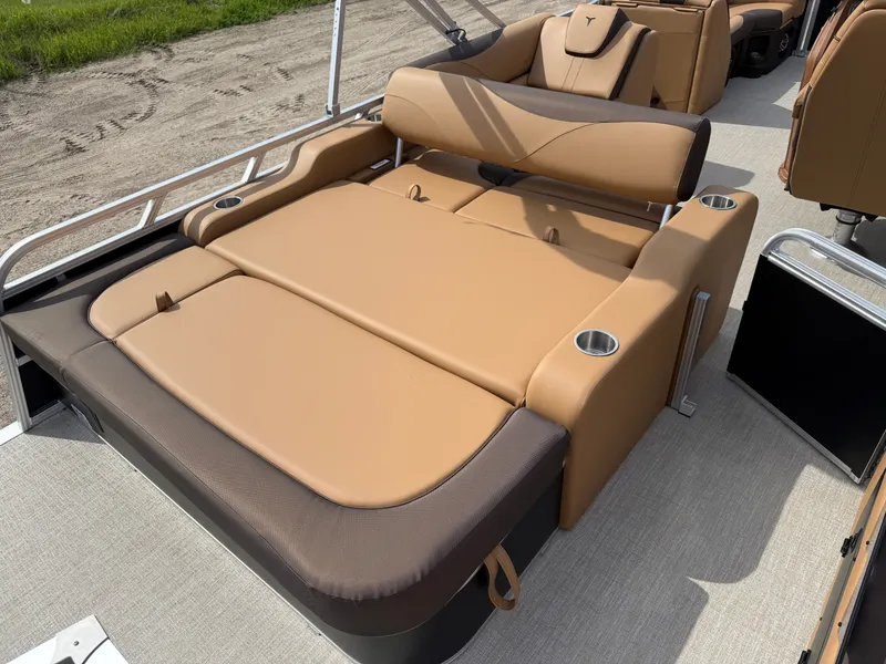 Slide: The Image of Tahoe LTZ 2385 VRB Swingback (VRB) & Honda 4-Stroke EFI 2025 - 18