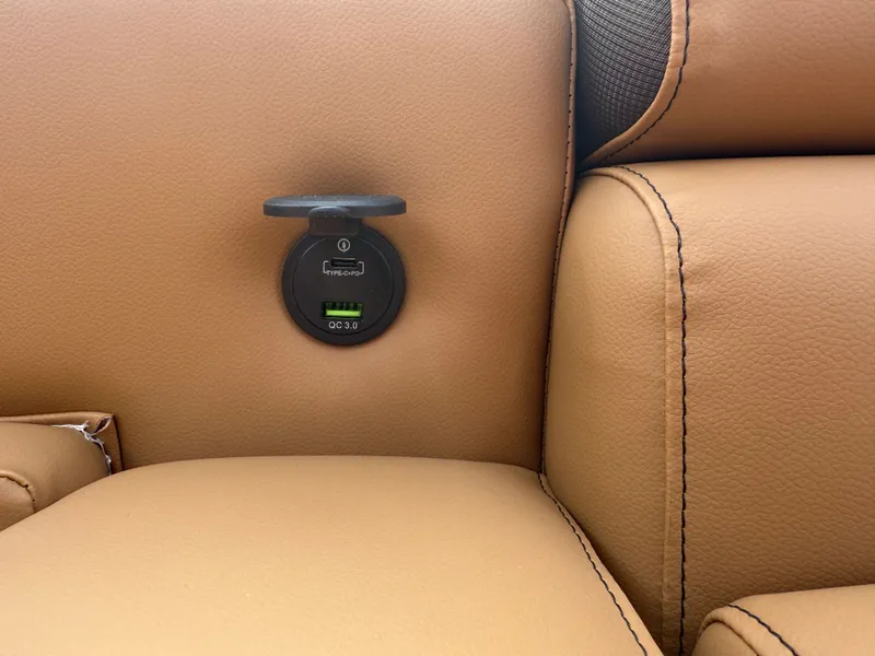 Slide: The Image of Tahoe LTZ 2385 VRB Swingback (VRB) & Honda 4-Stroke EFI 2025 - 20