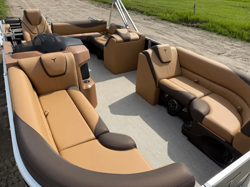 Slide: The Image of Tahoe LTZ 2385 VRB Swingback (VRB) & Honda 4-Stroke EFI 2025 - 31