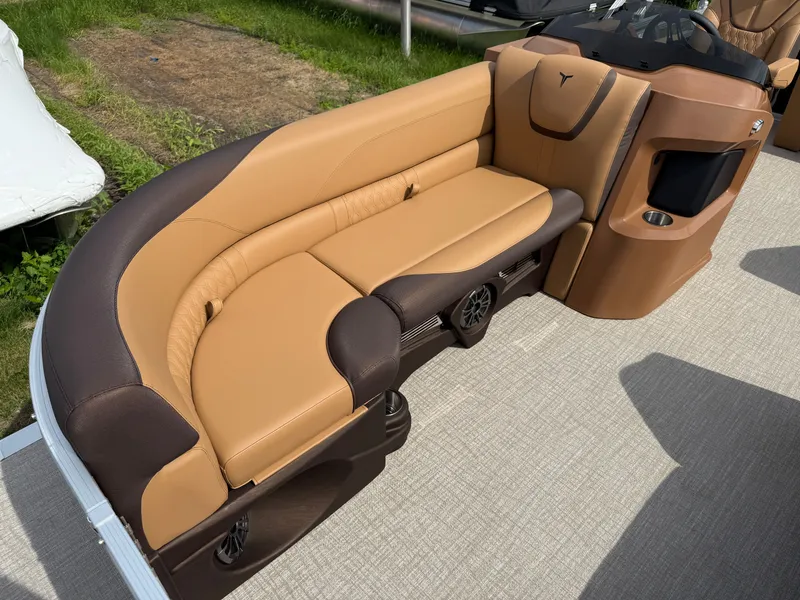 Slide: The Image of Tahoe LTZ 2385 VRB Swingback (VRB) & Honda 4-Stroke EFI 2025 - 7