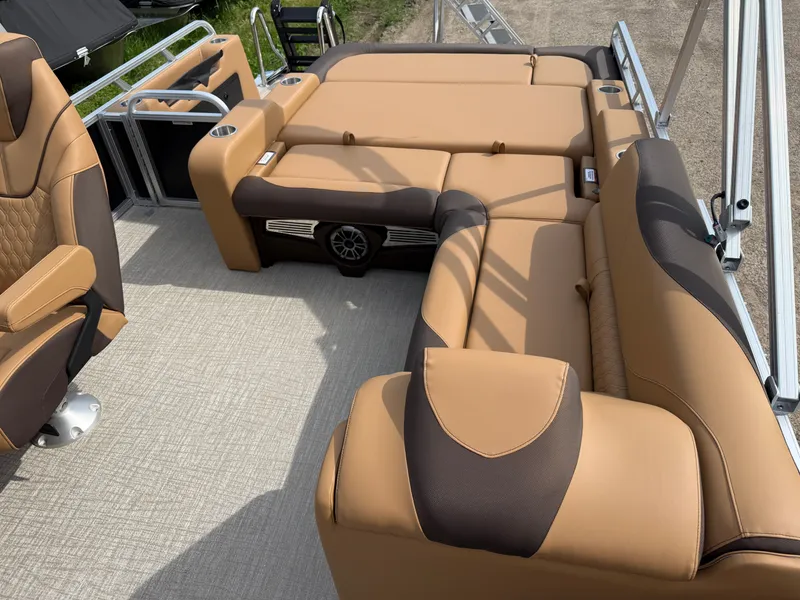 Slide: The Image of Tahoe LTZ 2385 Swingback (VRB) & Honda 4-Stroke EFI 2025 - 20