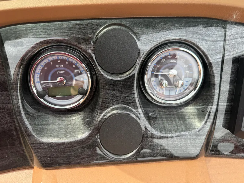 Slide: The Image of Tahoe LTZ 2385 Swingback (VRB) & Honda 4-Stroke EFI 2025 - 13