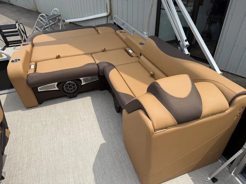 Slide: The Image of Tahoe LTZ 2385 Swingback (VRB) & Honda 4-Stroke EFI 2025 - 20