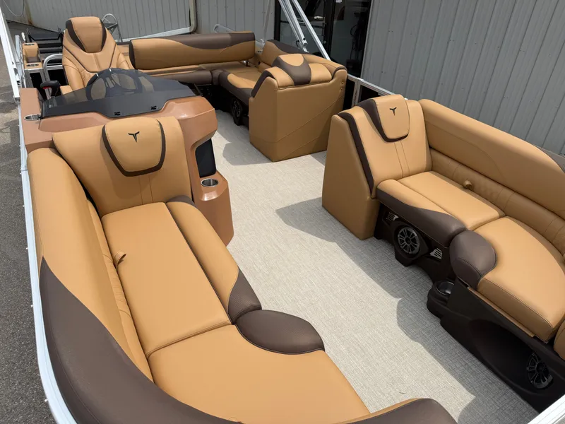 Slide: The Image of Tahoe LTZ 2385 Swingback (VRB) & Honda 4-Stroke EFI 2025 - 33