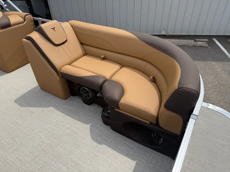 Slide: The Image of Tahoe LTZ 2385 Swingback (VRB) & Honda 4-Stroke EFI 2025 - 8