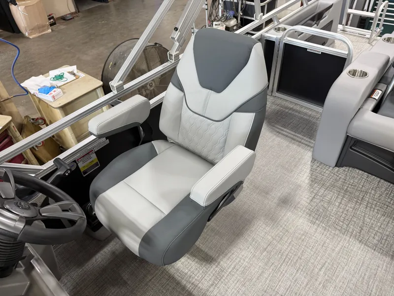 Slide: The Image of Captain's chair on 2025 Tahoe Sport 2385 Swingback boat, featuring modern design and comfortable seating. - 10