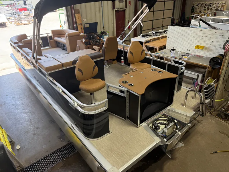 Slide: The Image of Tahoe Sport Rear Fish 2385 & 4-Stroke $33995 2026 - 37