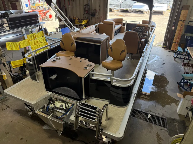 Slide: The Image of Tahoe Sport Rear Fish 2385 & 4-Stroke $33995 2026 - 38