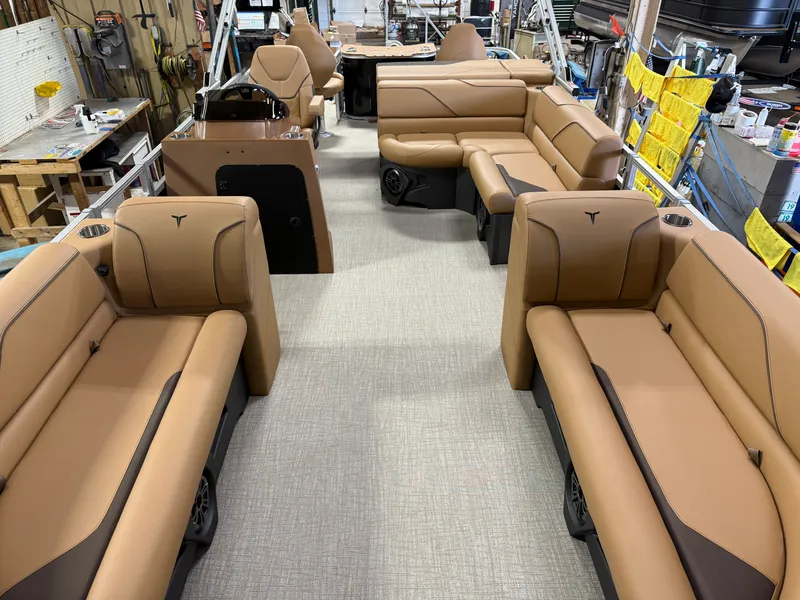 Slide: The Image of Tahoe Sport Rear Fish 2385 & 4-Stroke $33995 2026 - 6