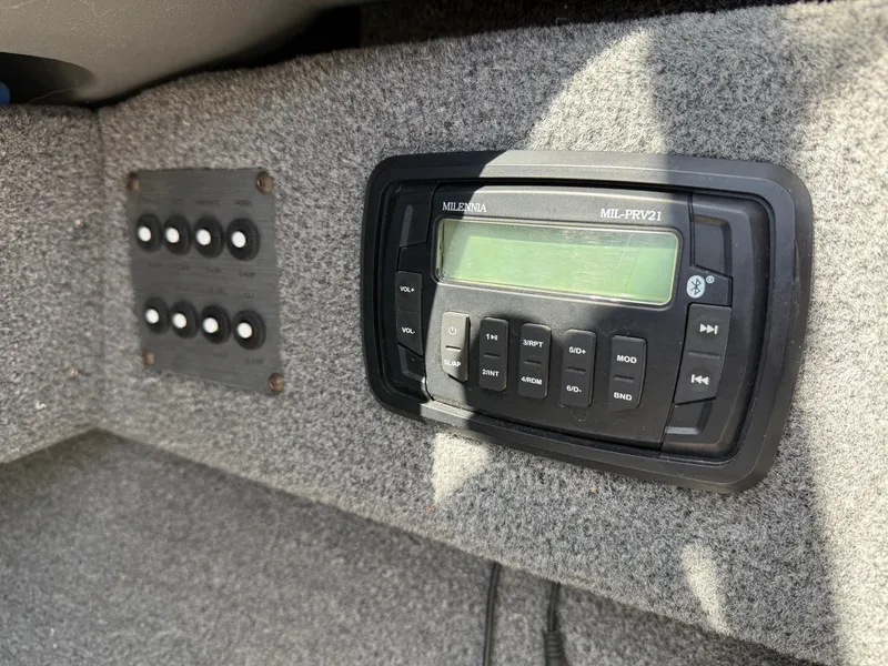 Slide: The Image of Crestliner 1650 Superhawk w/ 90HP Mercury! 2015 - 9