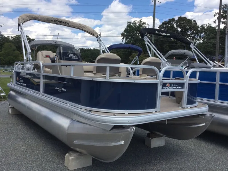 The Image of Sun Tracker Bass Buggy 18 DLX 2025 - 1