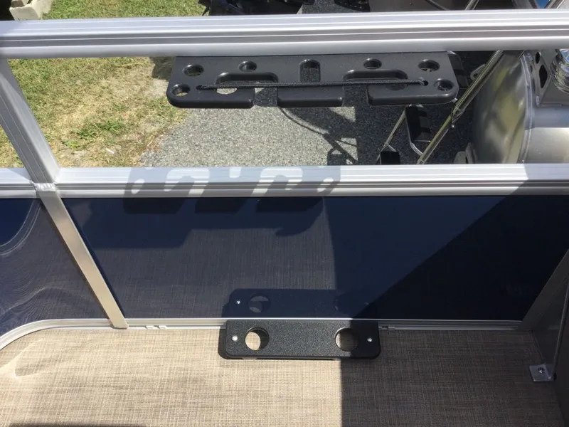 Slide: The Image of Sun Tracker Bass Buggy 18 DLX 2025 - 10