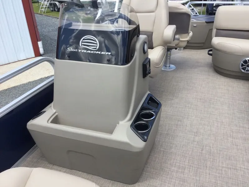 Slide: The Image of Sun Tracker Bass Buggy 18 DLX 2025 - 13