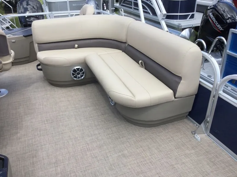 Slide: The Image of Sun Tracker Bass Buggy 18 DLX 2025 - 3