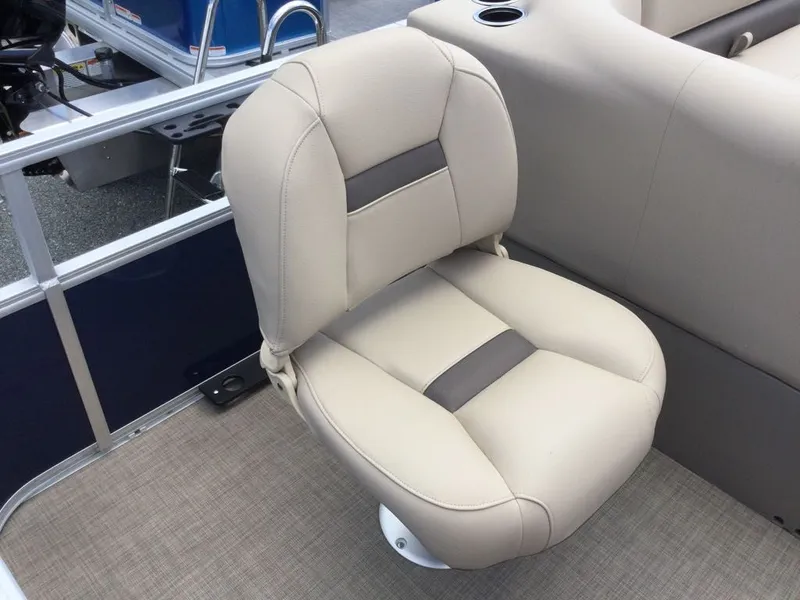 Slide: The Image of Sun Tracker Bass Buggy 18 DLX 2025 - 4