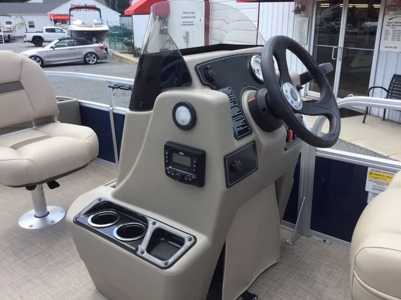 Slide: The Image of Sun Tracker Bass Buggy 18 DLX 2025 - 5