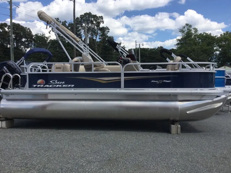 Slide: The Image of Sun Tracker Bass Buggy 18 DLX 2025 - 7