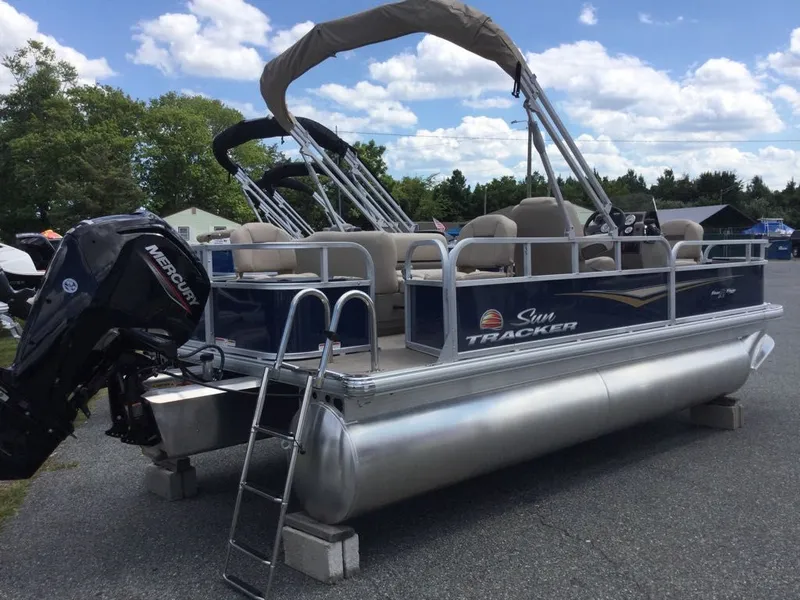 Slide: The Image of Sun Tracker Bass Buggy 18 DLX 2025 - 9