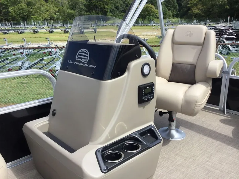 Slide: The Image of Sun Tracker Party Barge 16 DLX 2025 - 12