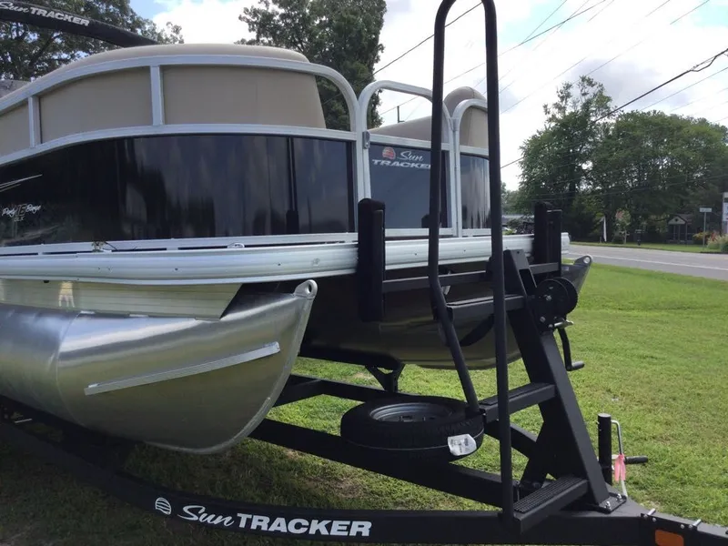 Slide: The Image of Sun Tracker Party Barge 16 DLX 2025 - 4