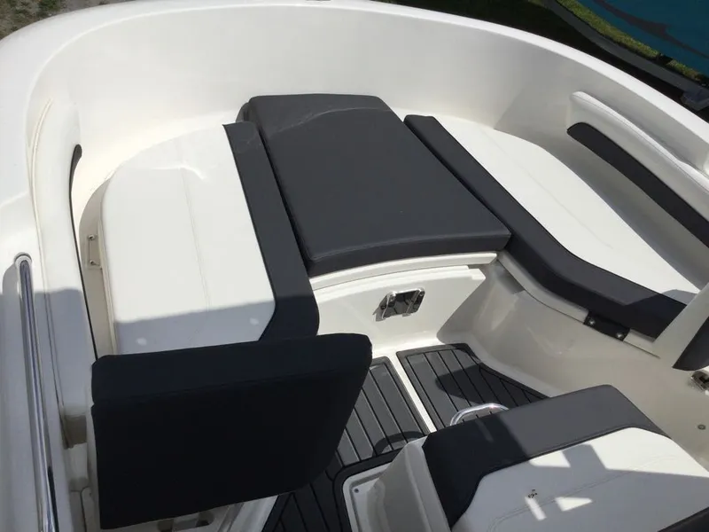 Slide: The Image of Bayliner TROPHY CC20 2025 - 8