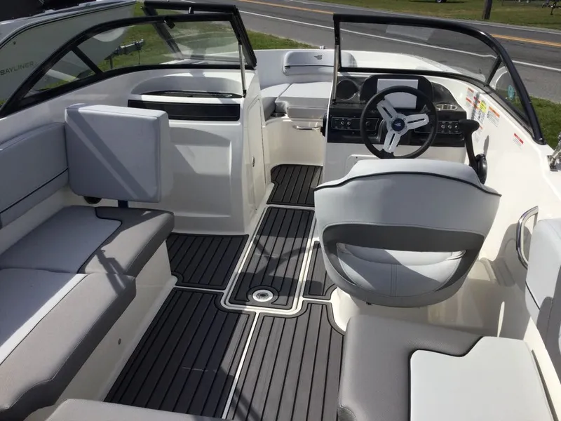 Slide: The Image of Bayliner VR4 2025 - 11