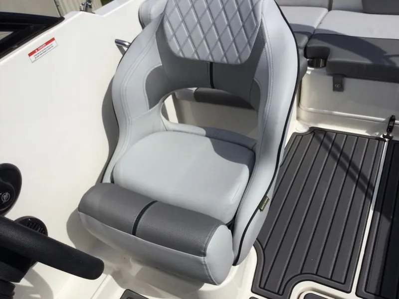 Slide: The Image of Bayliner VR4 2025 - 13