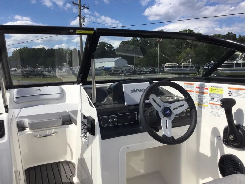 Slide: The Image of Bayliner VR4 2025 - 14