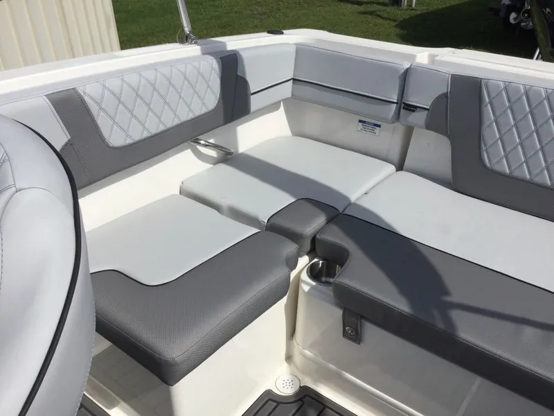 Slide: The Image of Bayliner VR4 2025 - 15