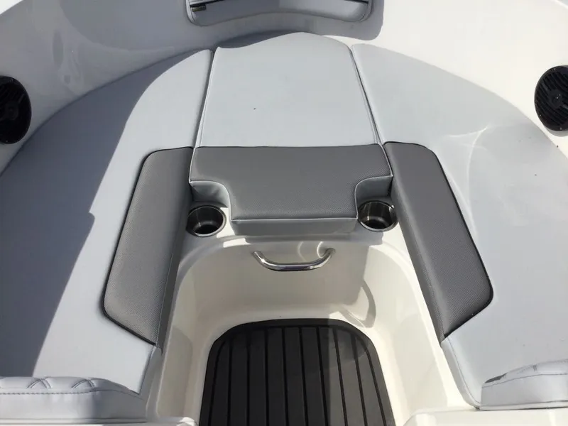 Slide: The Image of Bayliner VR4 2025 - 4