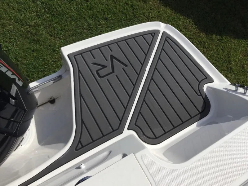 Slide: The Image of Bayliner VR4 2025 - 5