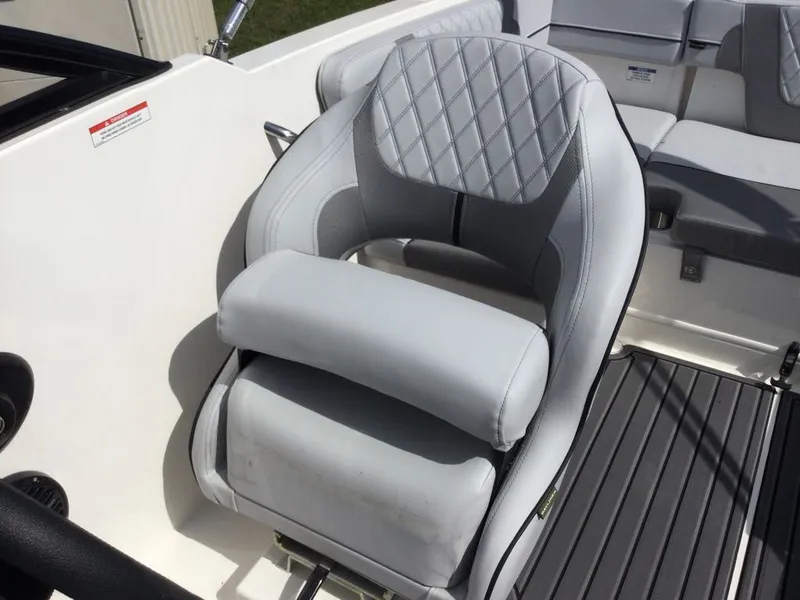 Slide: The Image of Bayliner VR4 2025 - 6